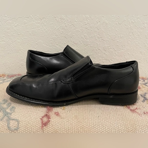 Apt. 9 Men's Sleek Black Slip-On Loafers - Picture 3 of 7